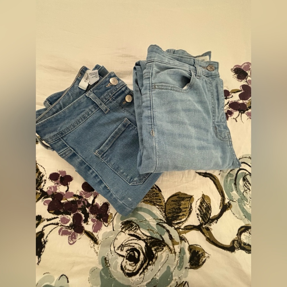 FOREVER21 jeans! Two, one dark and one light blue jeans. Both for $11.00